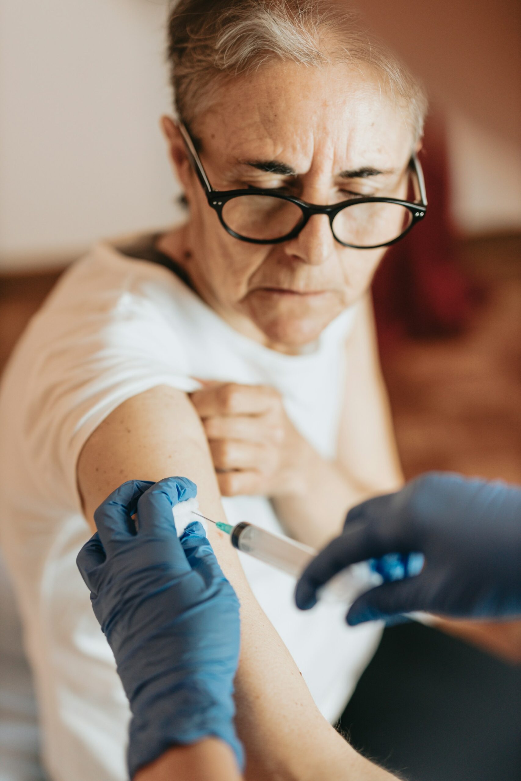 a-c-m9RljvgNwcg-unsplash Profesional de la clinica rc mirando esperanzada a través de la ventana