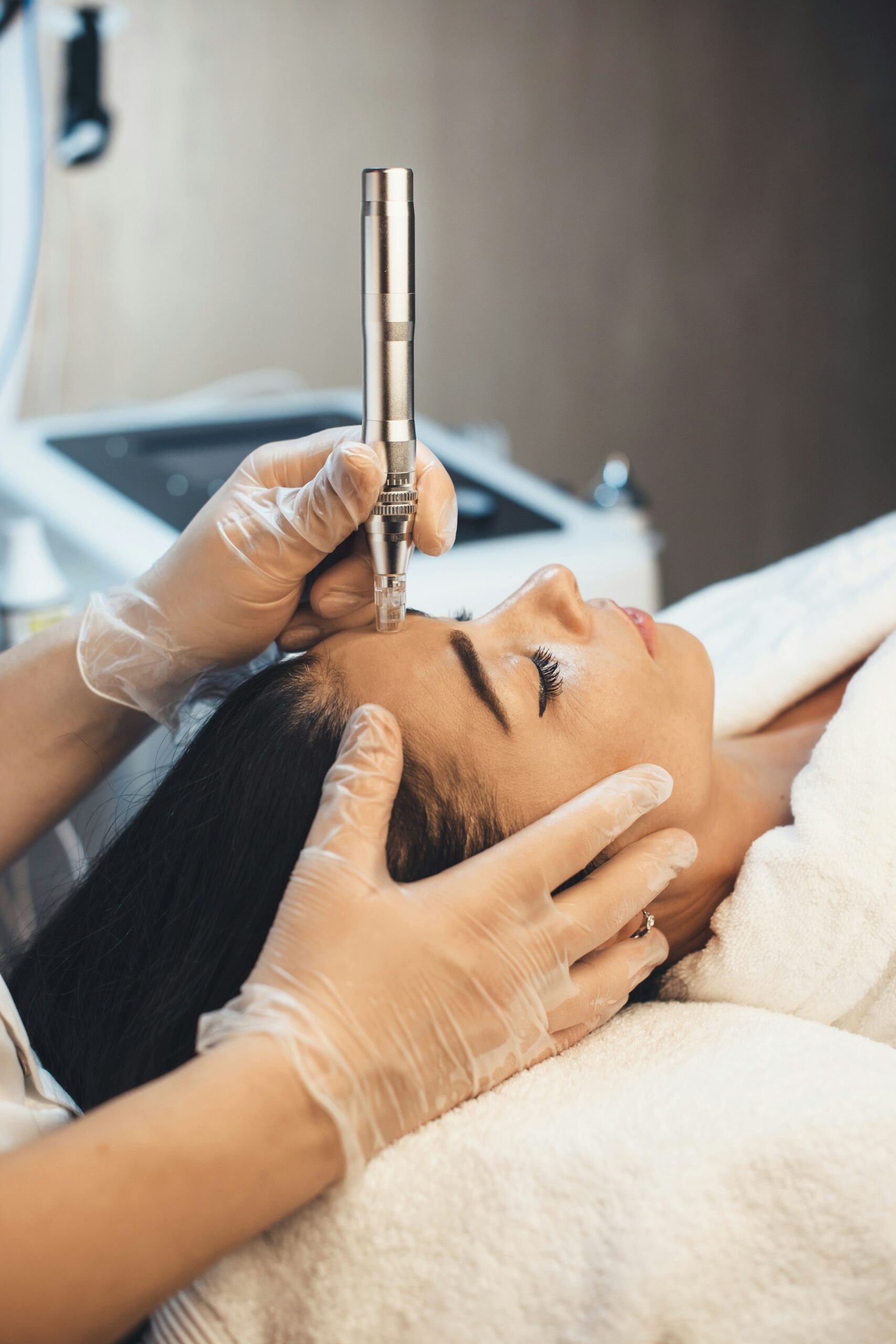 getty-images-EZEfFguLU6s-unsplash Profesional de la clinica rc mirando esperanzada a través de la ventana