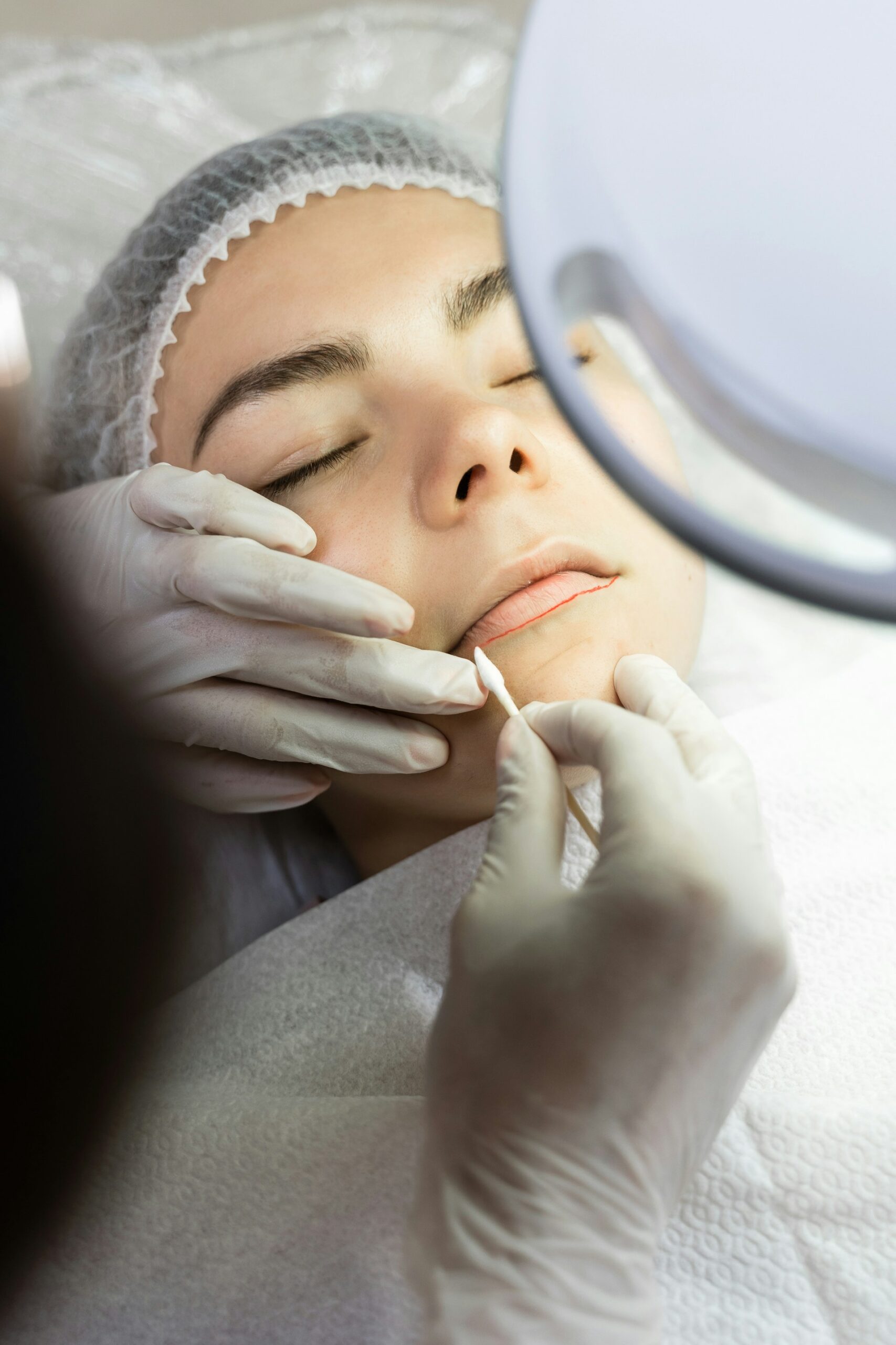getty-images-I-f2yBElu9I-unsplash Profesional de la clinica rc mirando esperanzada a través de la ventana
