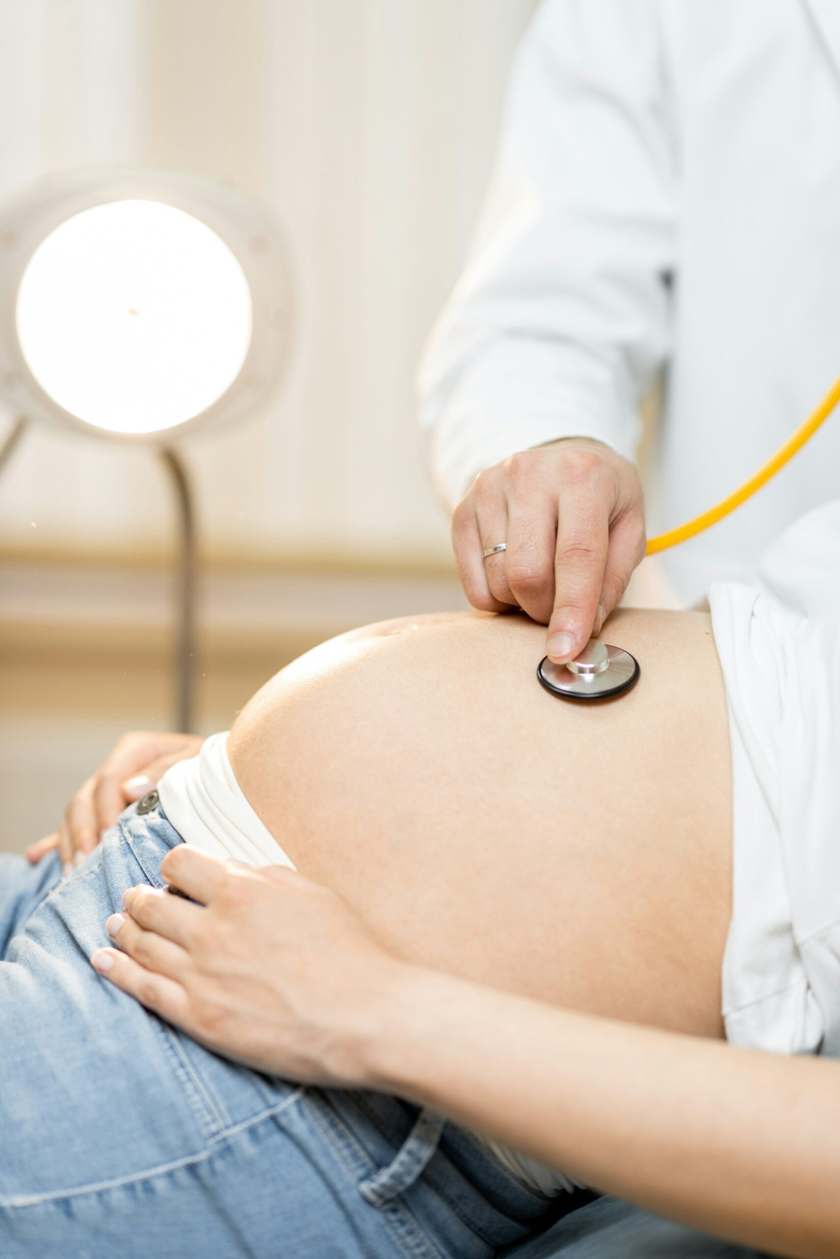 getty-images-O_Ew8xgrirA-unsplash Profesional de la clinica rc mirando esperanzada a través de la ventana
