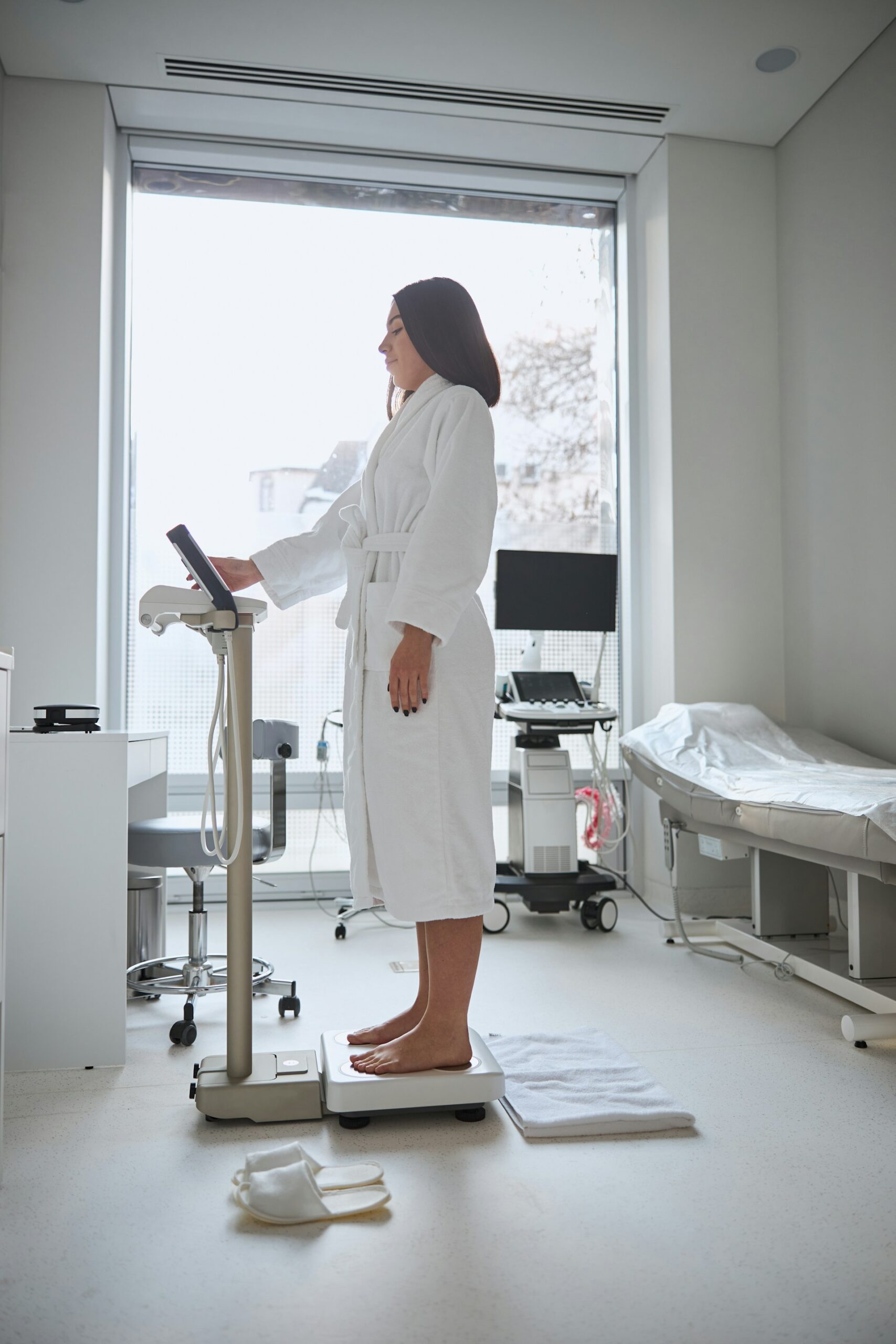 getty-images-RtVKr0BWYGc-unsplash Profesional de la clinica rc mirando esperanzada a través de la ventana