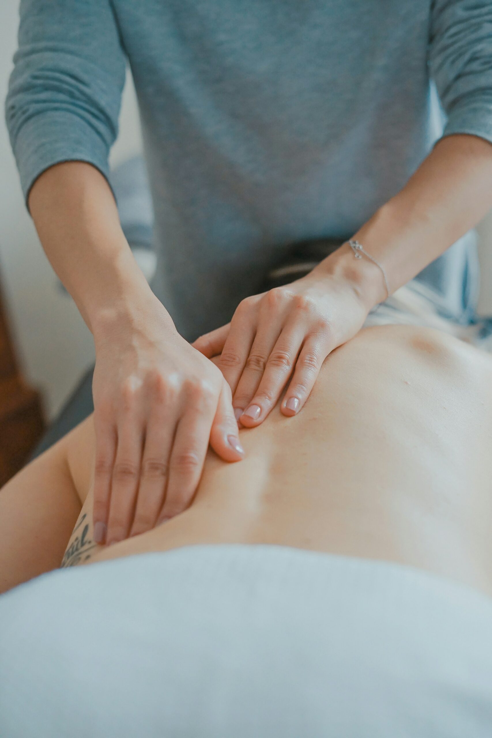toa-heftiba-a9pFSC8dTlo-unsplash Profesional de la clinica rc mirando esperanzada a través de la ventana