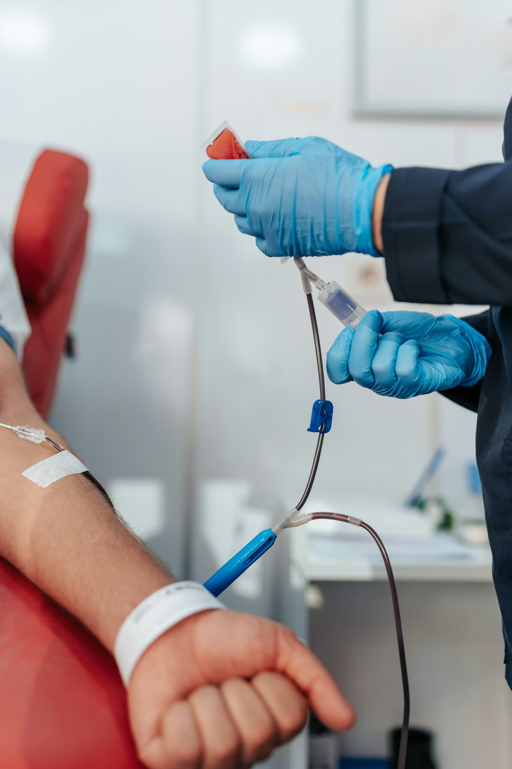 yunus-tug-dr-EgoPI3fs-unsplash Profesional de la clinica rc mirando esperanzada a través de la ventana
